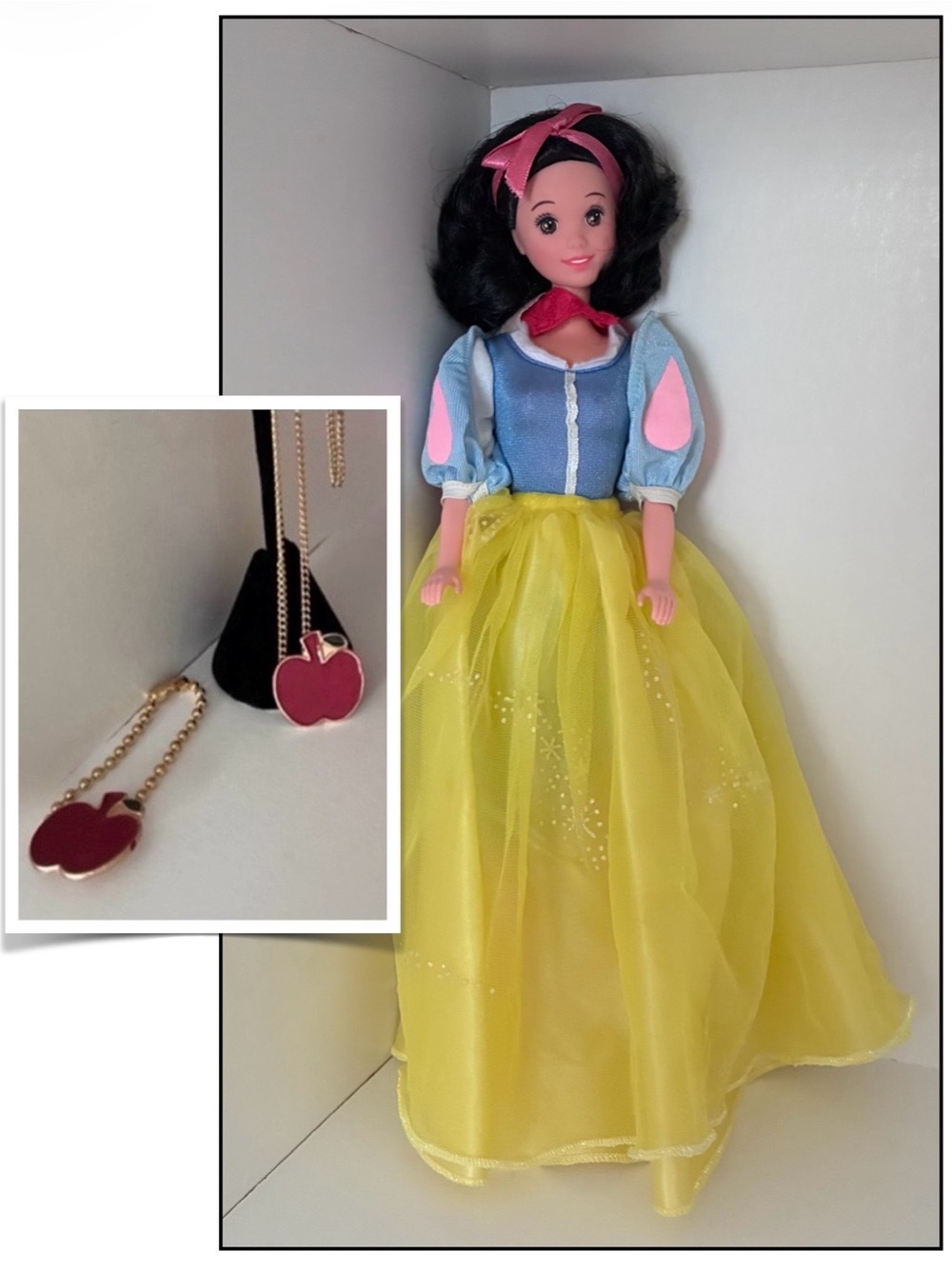 1992 Snow White Disney Doll
With outfits, and jewelry for doll, little girl